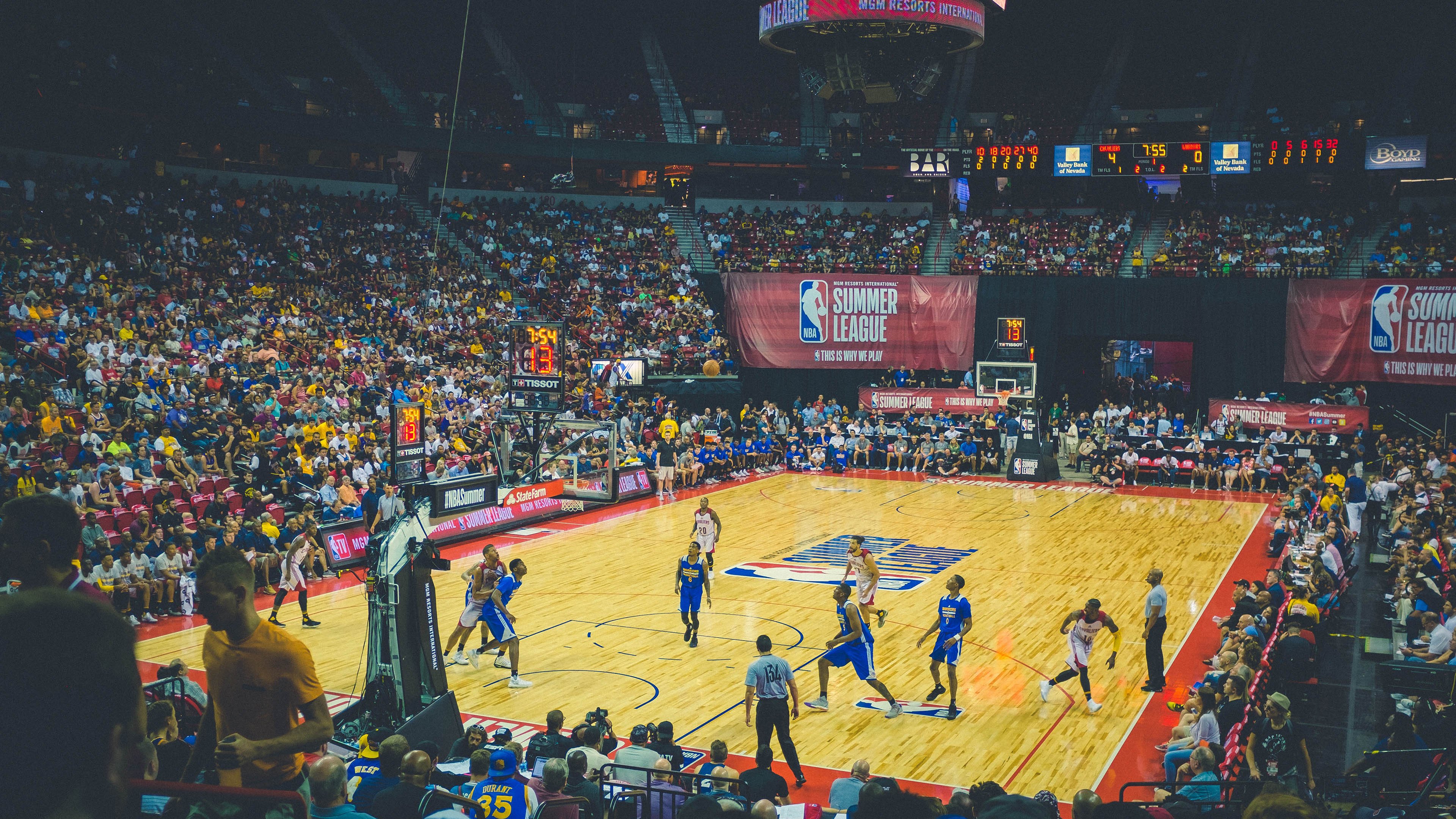 体育服装品牌联名产品走红社交媒体，著名体育品牌服装品牌